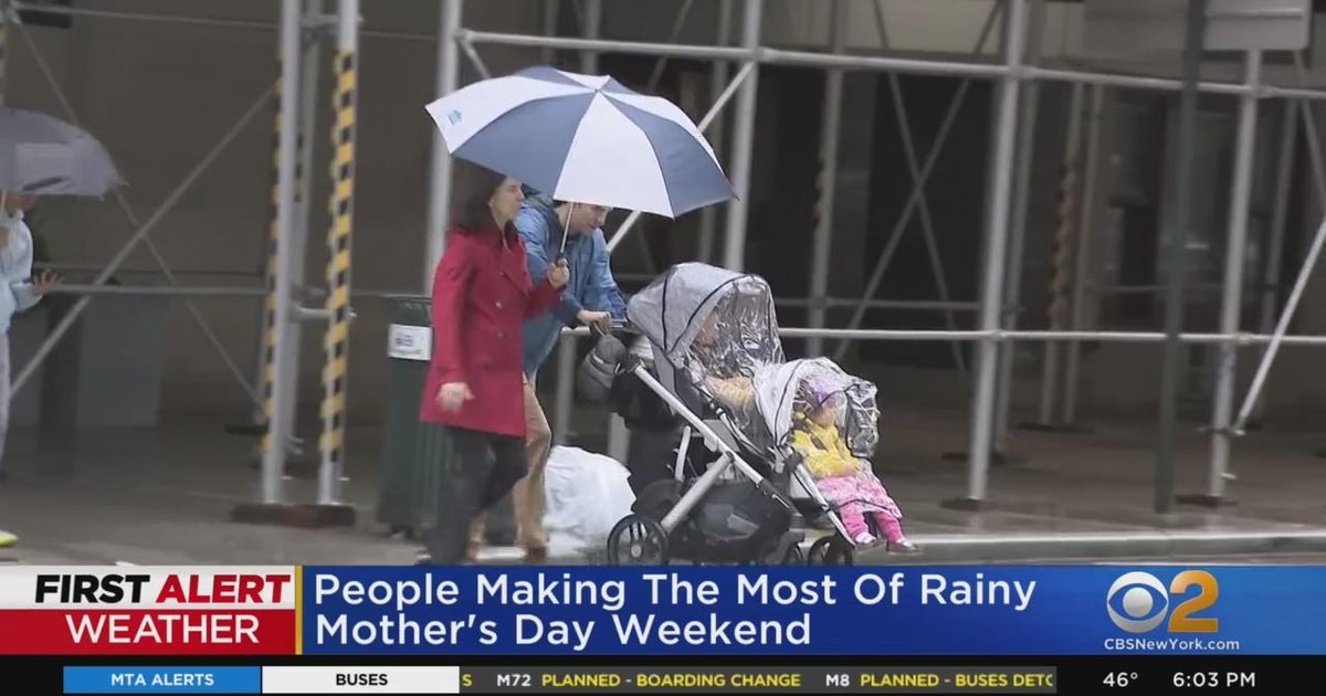 New Yorkers making the most of rainy Mother's Day weekend - CBS New York
