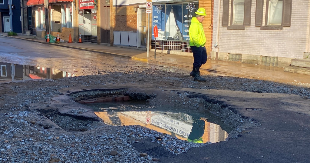 Another water main breaks on Second Avenue in Elizabeth - CBS Pittsburgh