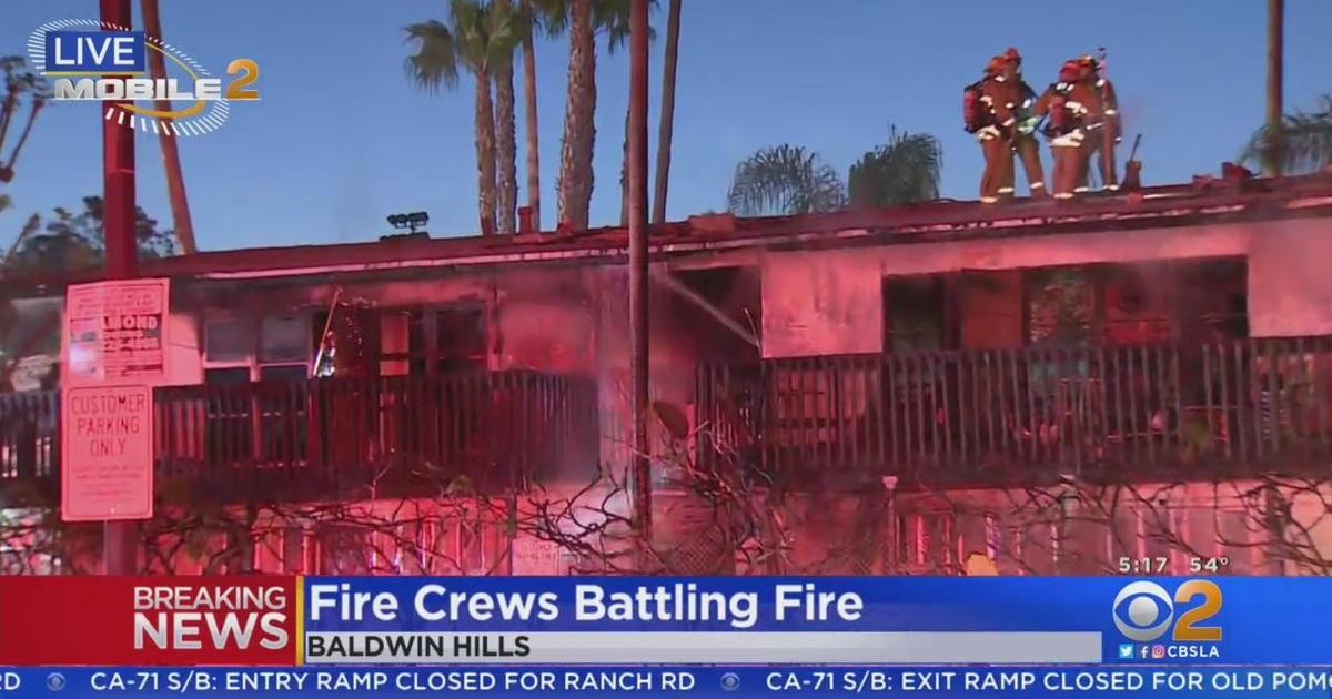 Crews battle apartment fire in Baldwin Hills - CBS Los Angeles