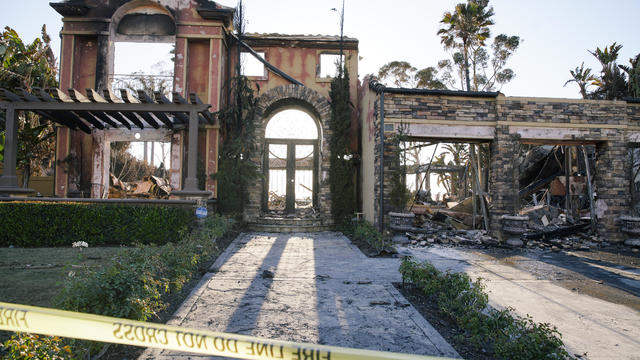 Coastal fire destroys 20 houses in Laguna Niguel, California 