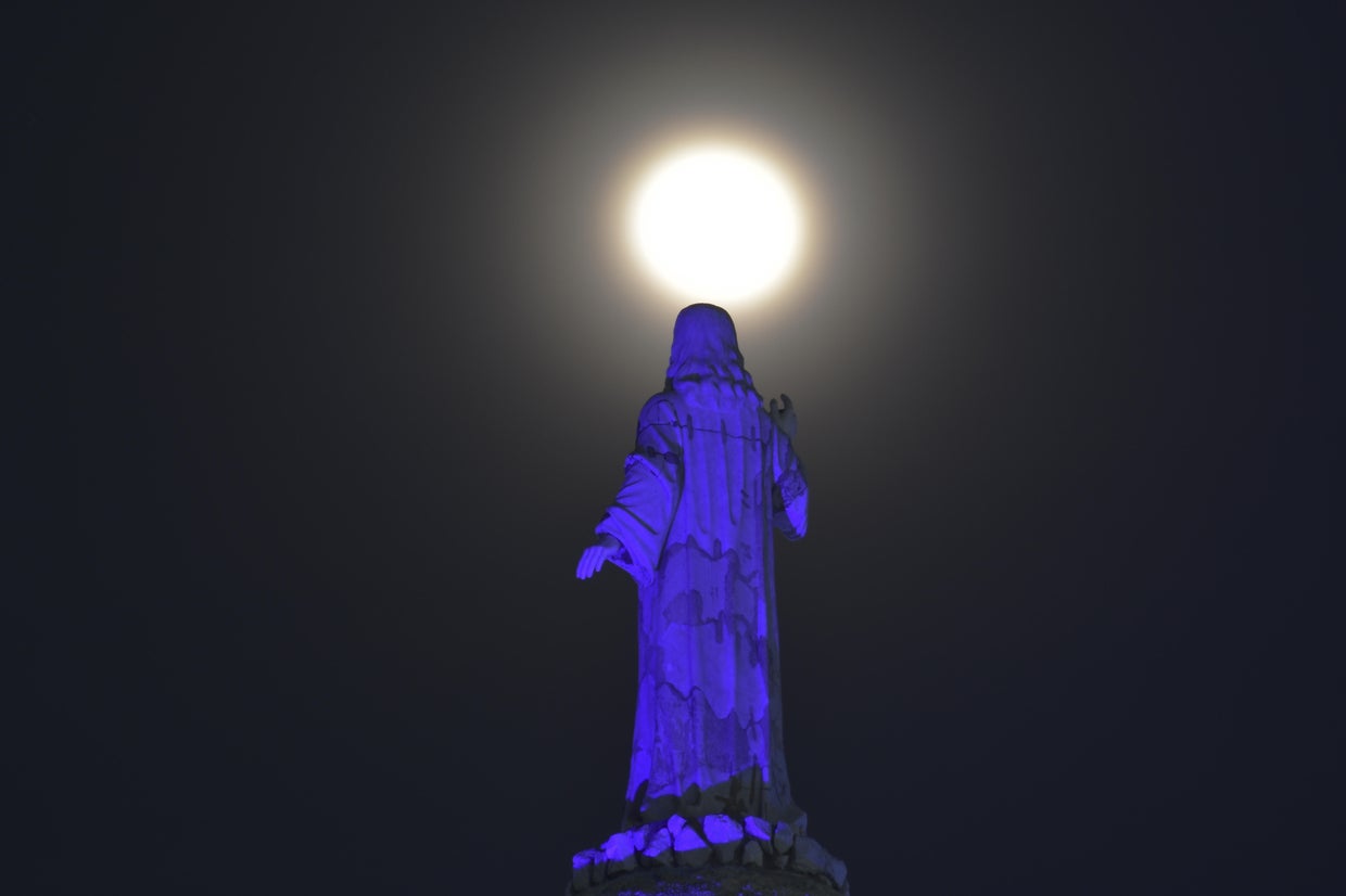 See what the rare "super flower blood moon" total lunar eclipse looked