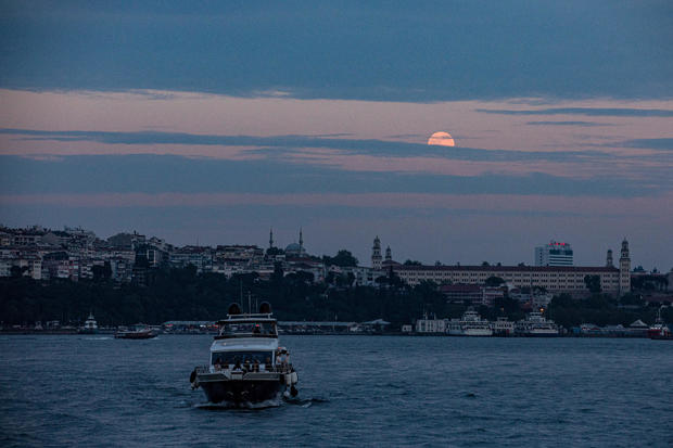 "Super flower blood moon" over Istanbul 