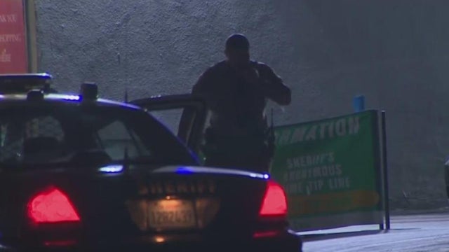 Man shot, killed in Lynwood; gunman at large 