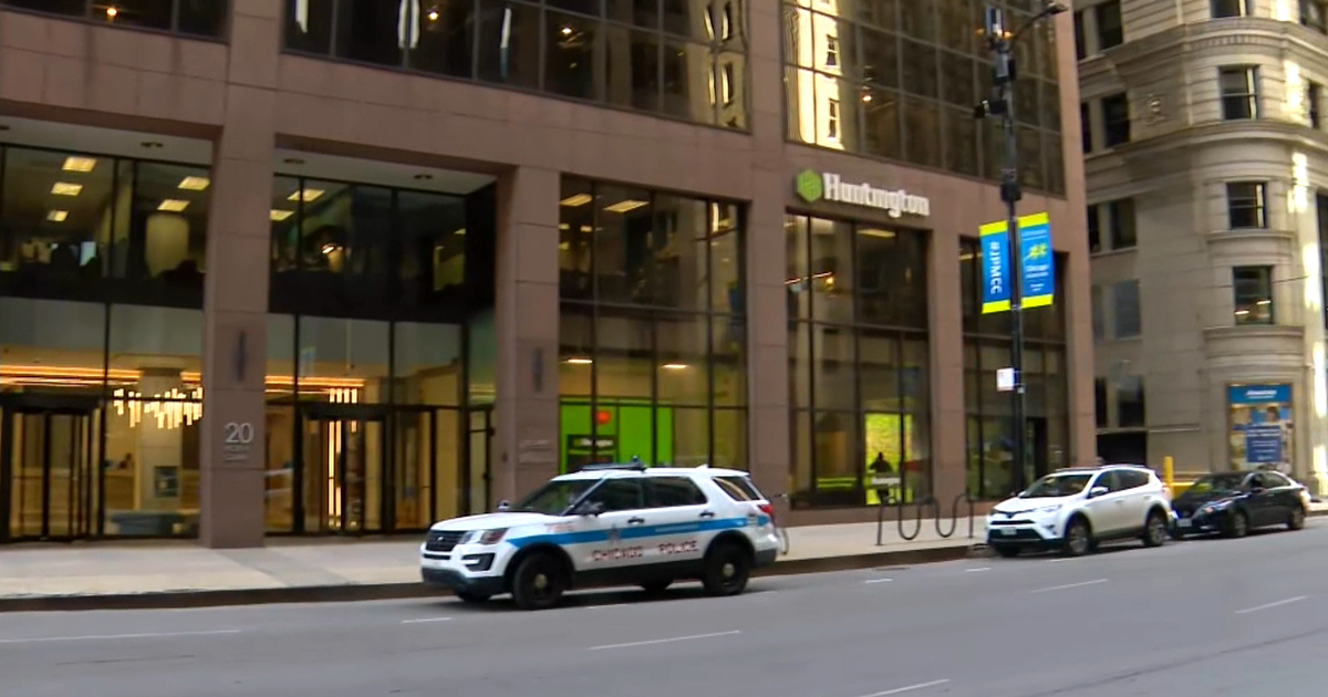 Huntington Bank branch in heart of the Loop robbed - CBS Chicago