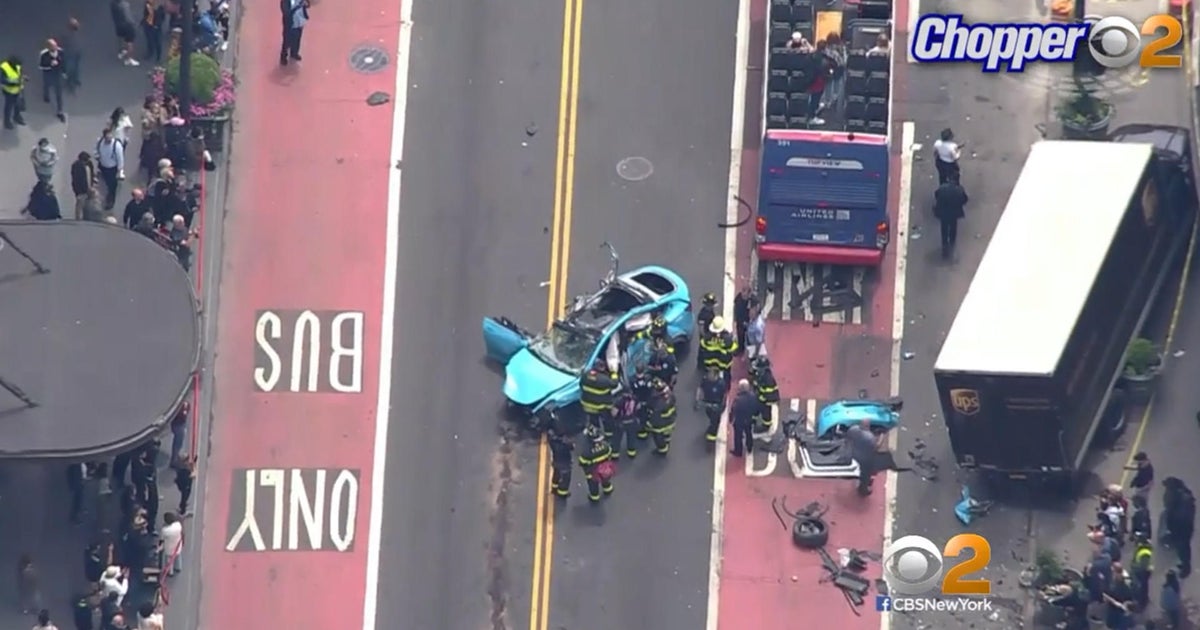 1 hospitalized after serious crash on 34th Street in Manhattan CBS