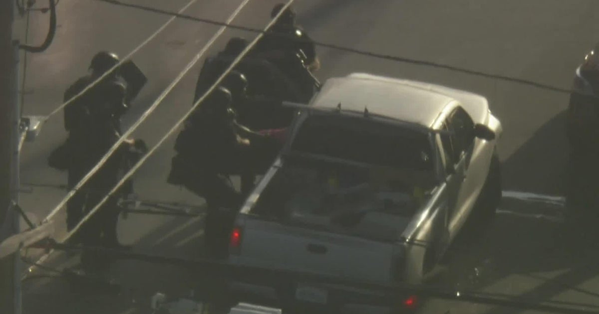 LAPD officers apprehend suspect in stolen vehicle in pursuit - CBS Los ...