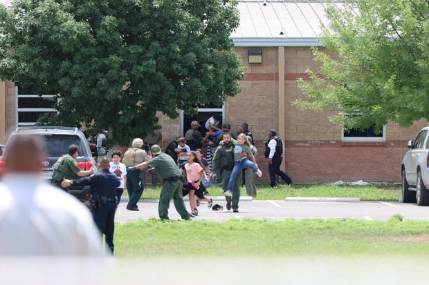 Des agents sur les lieux d'une fusillade dans une école à Uvalde, Texas