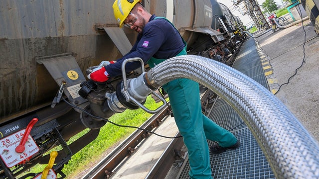 HUNGARY-RUSSIA-EU-SANCTION-OIL-REFINERY 