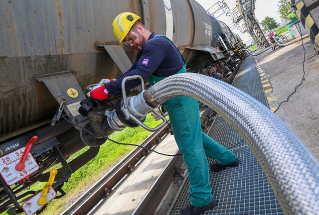 HUNGARY-RUSSIA-EU-SANCTION-OIL-REFINERY 