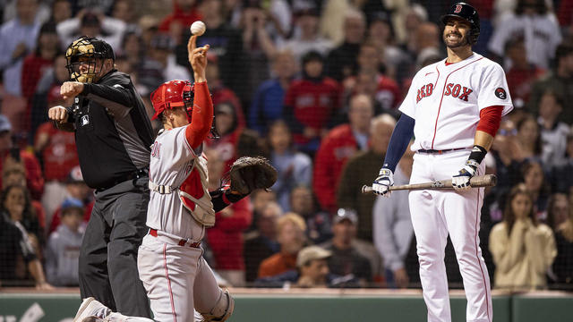 Castillo, Votto lead Reds to 1st Fenway win since '75 Series