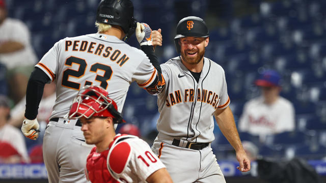 Pederson's homer lifts Giants over sliding Phillies in 11