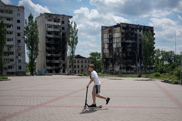 Kyiv Suburbs Clean Up After War Shifts Away From Capital 