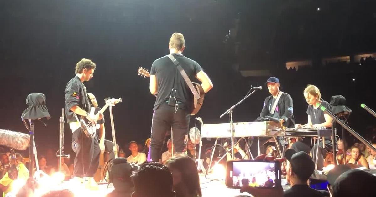 WATCH: Coldplay Performs 'Fly, Eagles Fly' During Concert At Lincoln ...