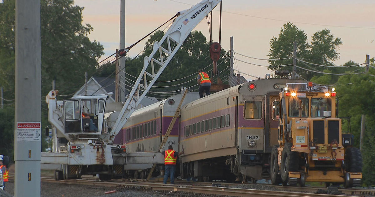 Commuter Rail train derails in Beverly - CBS Boston