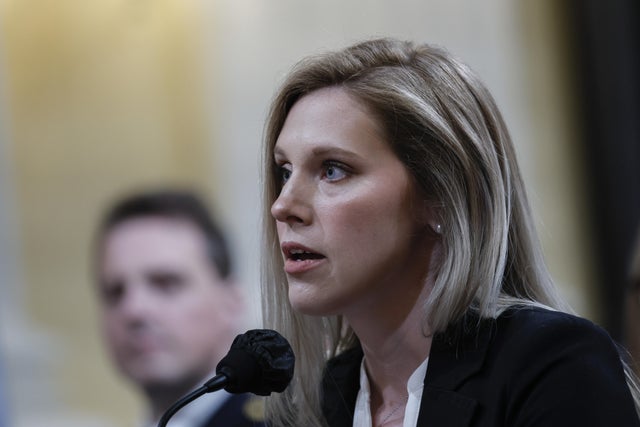 Caroline Edwards, una estadounidense Oficial de la policía del Capitolio herido en los disturbios del 6 de enero, testifica ante el comité de la Cámara de Representantes el jueves 9 de junio de 2022.