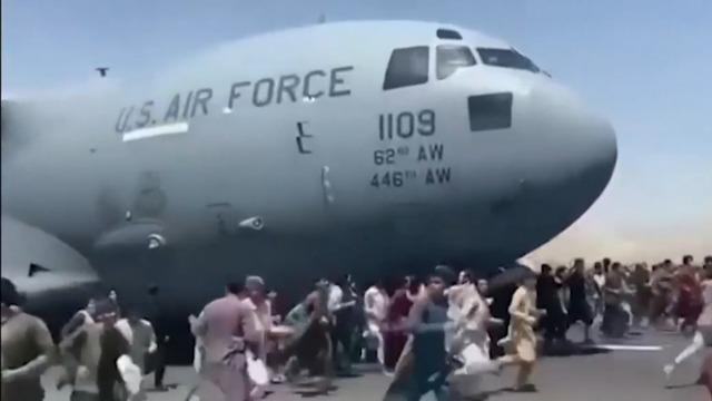 cbsn-fusion-air-force-crew-cleared-of-wrongdoing-in-kabul-take-off-thumbnail-1063951-640x360.jpg 