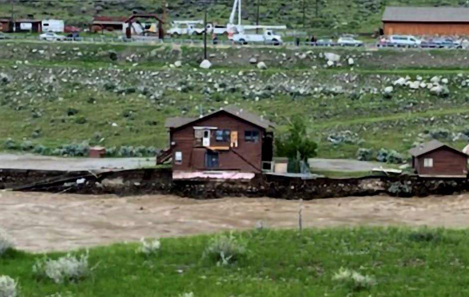 Yellowstone flooding Dramatic video shows large house collapsing into