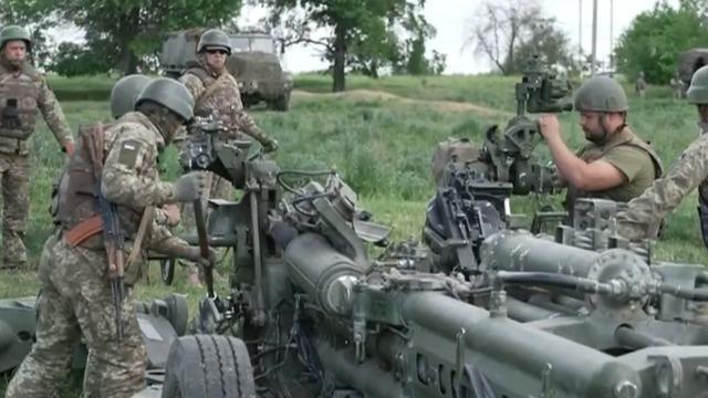 cbsn-fusion-russian-attacks-trap-ukrainians-in-donbas-region-thumbnail-1066131-640x360.jpg 