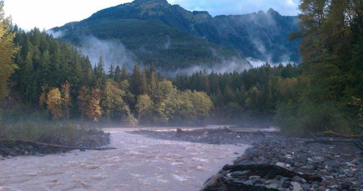 2 dead, 2 rescued by guide after commercial raft flips on river in Washington