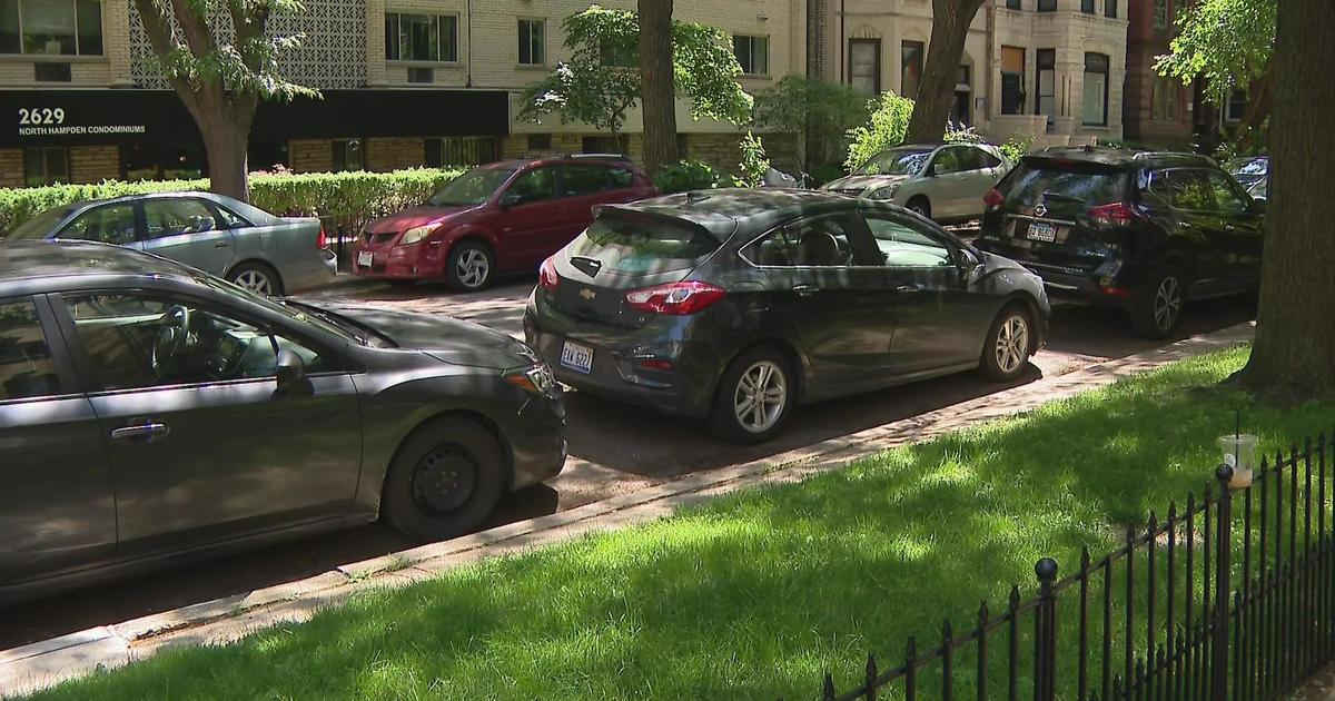 Two women robbed in separate incidents in Lincoln Park within an hour - CBS News