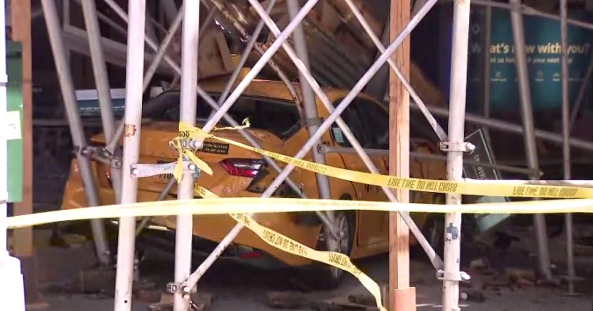 Police: Taxi driver slams into Upper East Side bank after fleeing scene of crash with another cab - Vimarsana News