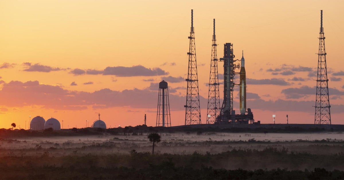 NASA finally fuels moon rocket on fourth attempt, but problems remain