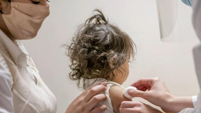 cbsn-fusion-covid-19-vaccinations-begin-for-children-aged-5-and-under-thumbnail-1077807-640x360.jpg 