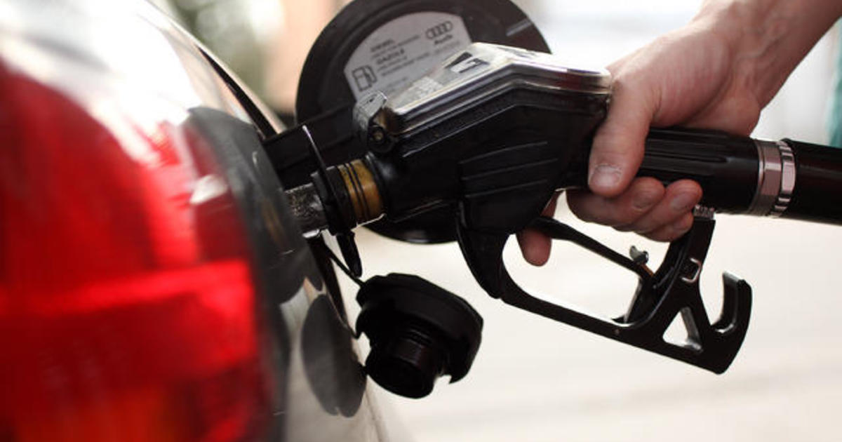 Gas prices decline in the U.S. for a second straight week as oil costs fall