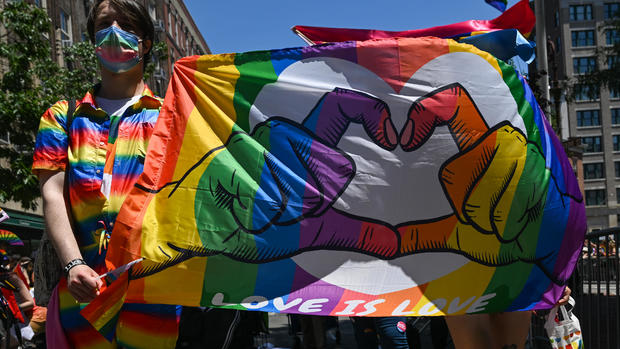 New York City Pride March draws crowd of thousands in Manhattan 