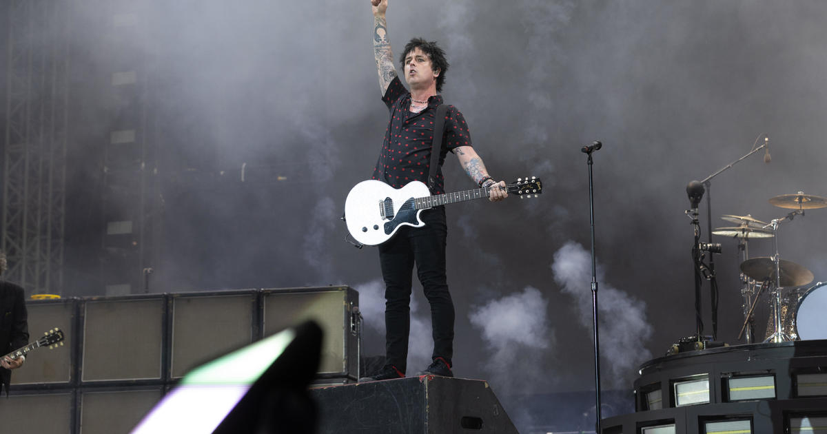 Green Day frontman says he'll renounce U.S. citizenship after Roe v. Wade reversal thumbnail