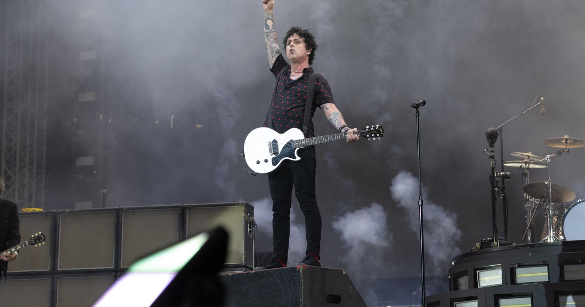 Green Day frontman Billie Joe Armstrong says he'll renounce his U.S. citizenship after Roe v. Wade was overturned - CBS News