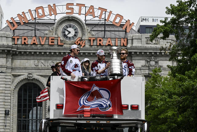 Colorado Avalanche raise Stanley Cup banner before opener - ESPN