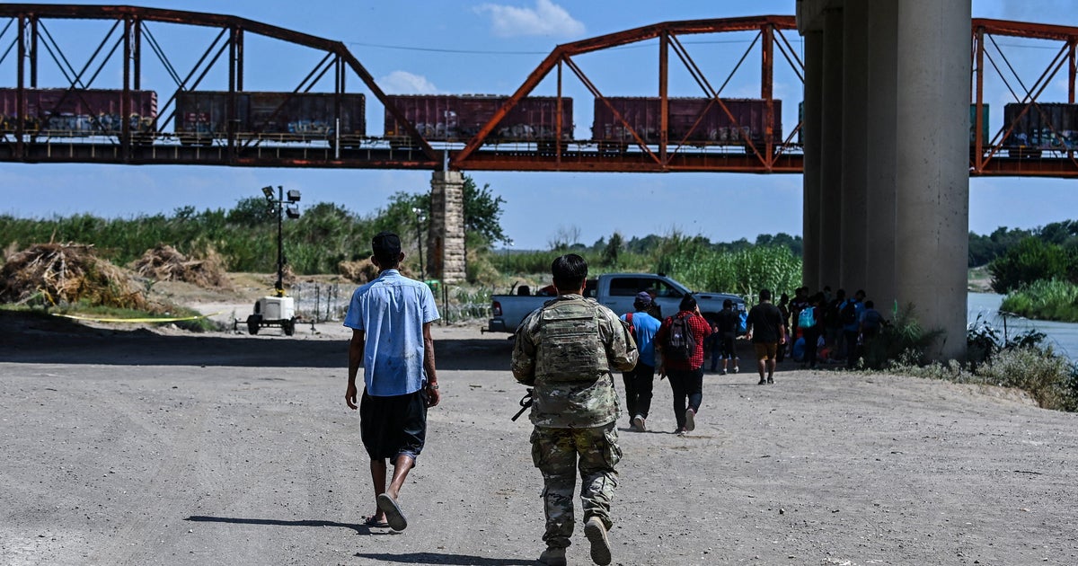 Greg Abbott authorizes Texas officials to arrest migrants and transport them to border crossings