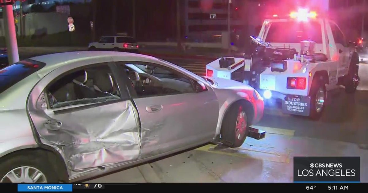 Driver flees from area after running red light and crashing into ...