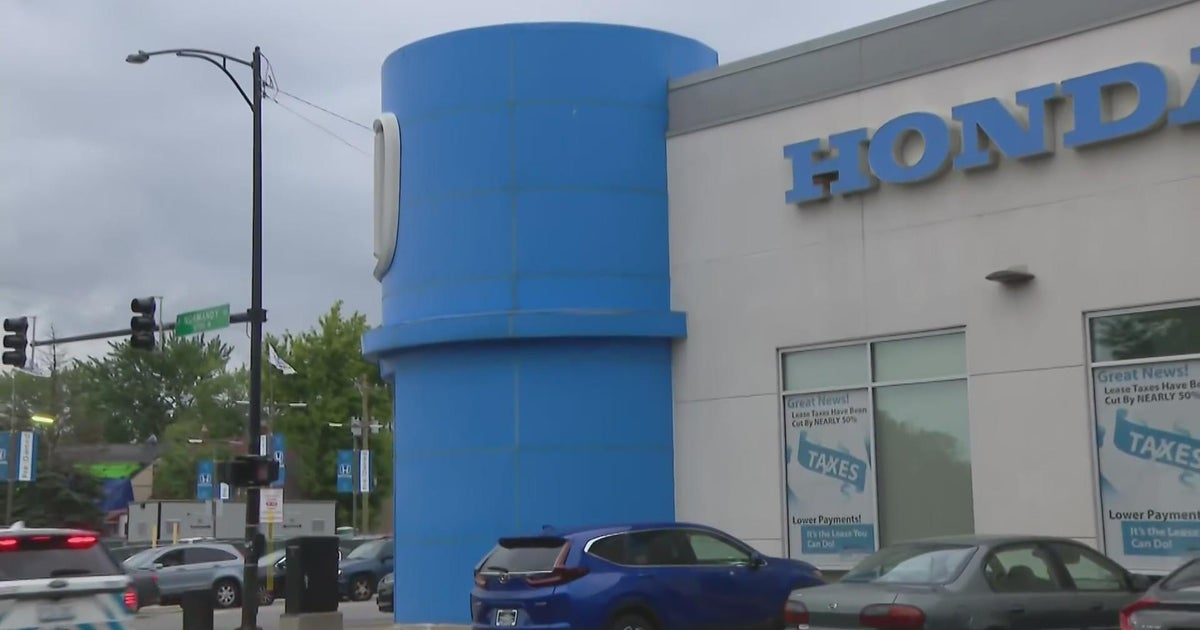Thieves held workers at gunpoint at Montclare car dealership CBS Chicago