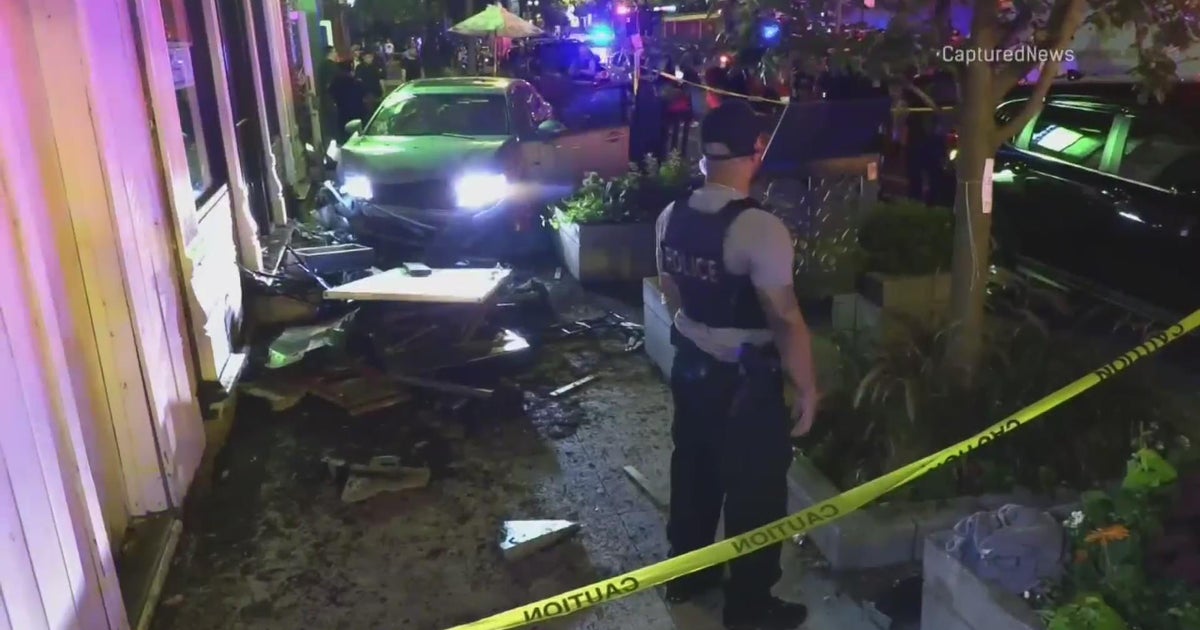 5 injured in hit-and-run crash at Near North Side restaurant - CBS Chicago