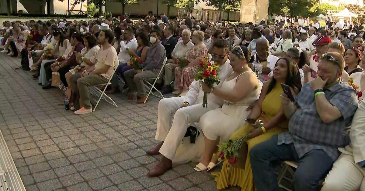 Hundreds of couples whose weddings were affected by the pandemic get an "I do" do-over at Lincoln Center - Vimarsana News