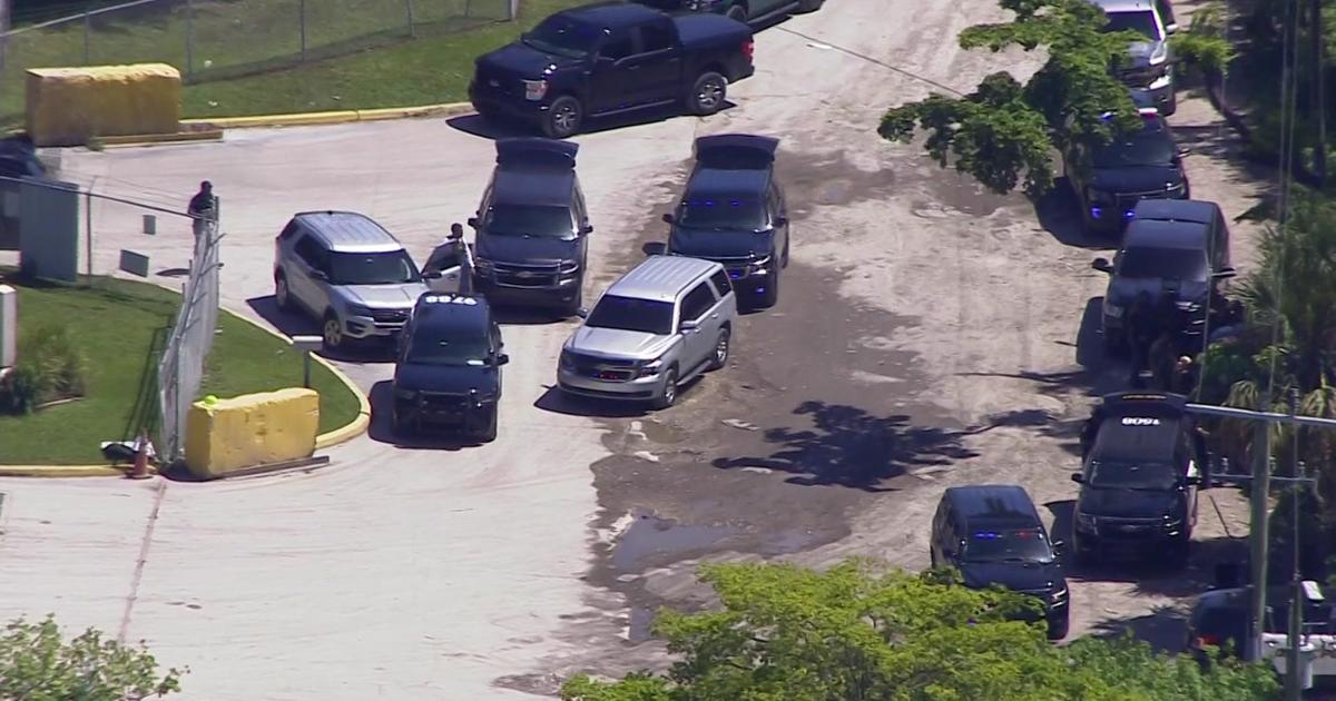 Murder suspect eludes police after chase ends in Davie