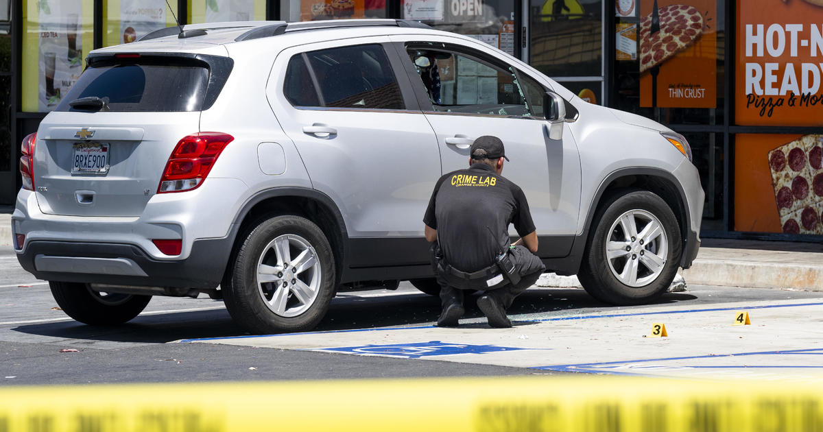 Manhunt continues for gunman who killed 2 in wave of 7-Eleven holdups; victims identified
