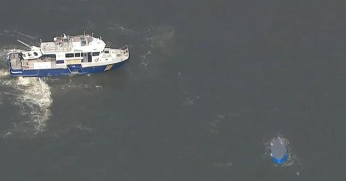 12 Rescued After Boat Capsizes In Hudson River Off New York City - CBS News