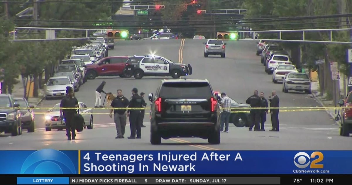 4 teenagers injured after a shooting in Newark - CBS New York