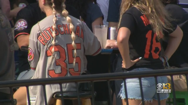 orioles-fans-at-pickles-on-0722.png 