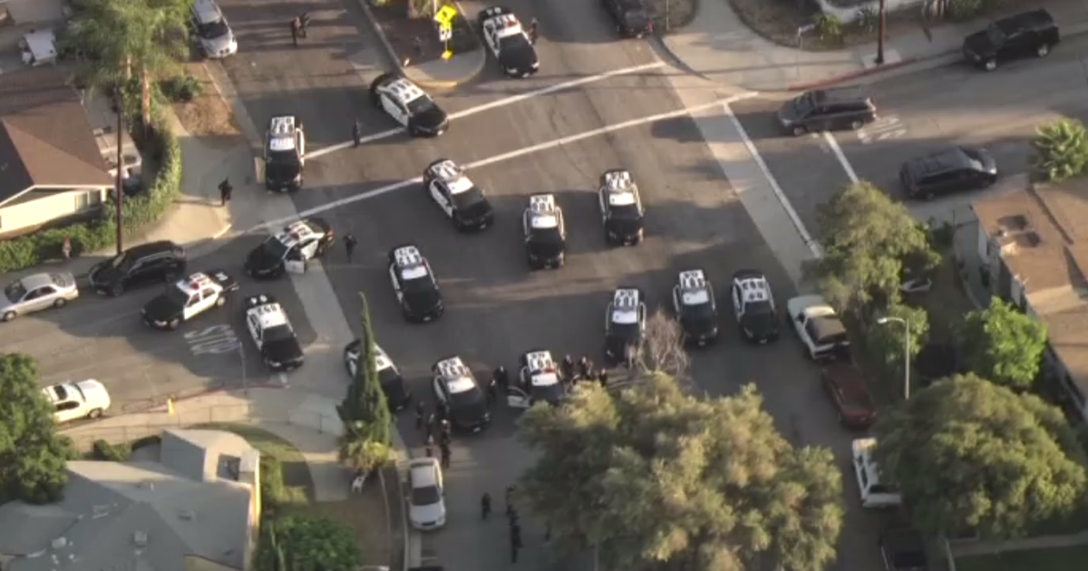Police shoot and kill man in East LA - CBS Los Angeles