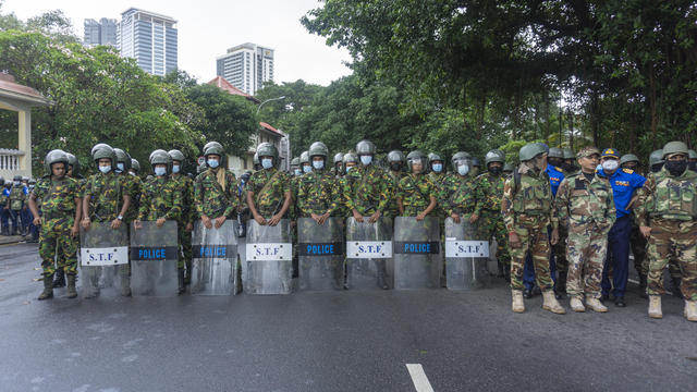 Sri Lankan Army prevent protesters from entering the presidential office 