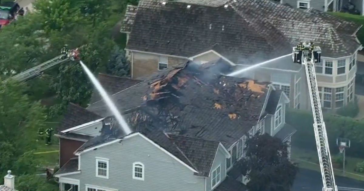 Lightning strike blamed for fire that seriously damages large house in Glenview - CBS Chicago