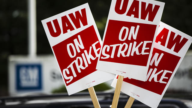 Auto Workers Strike Pay 