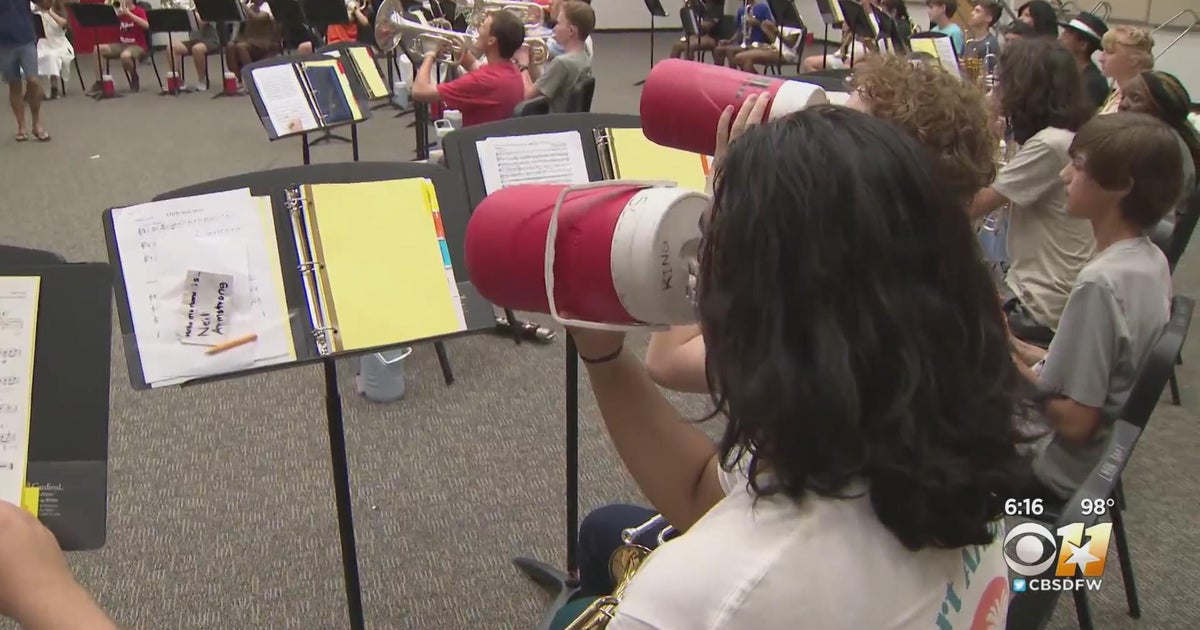 marching-bands-football-teams-practice-safely-in-the-texas-heat-cbs-dfw