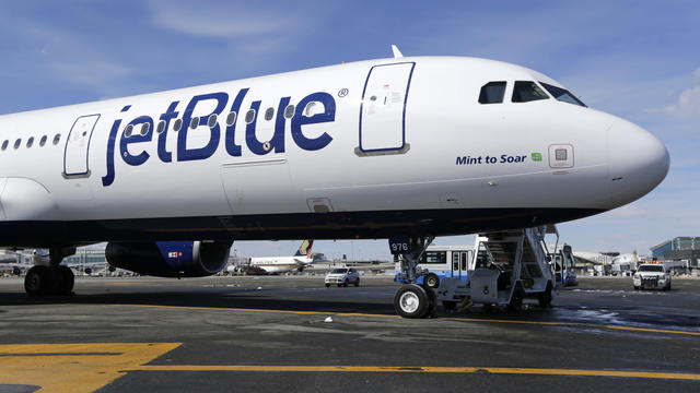 Man allegedly held razor to woman's neck on JetBlue flight