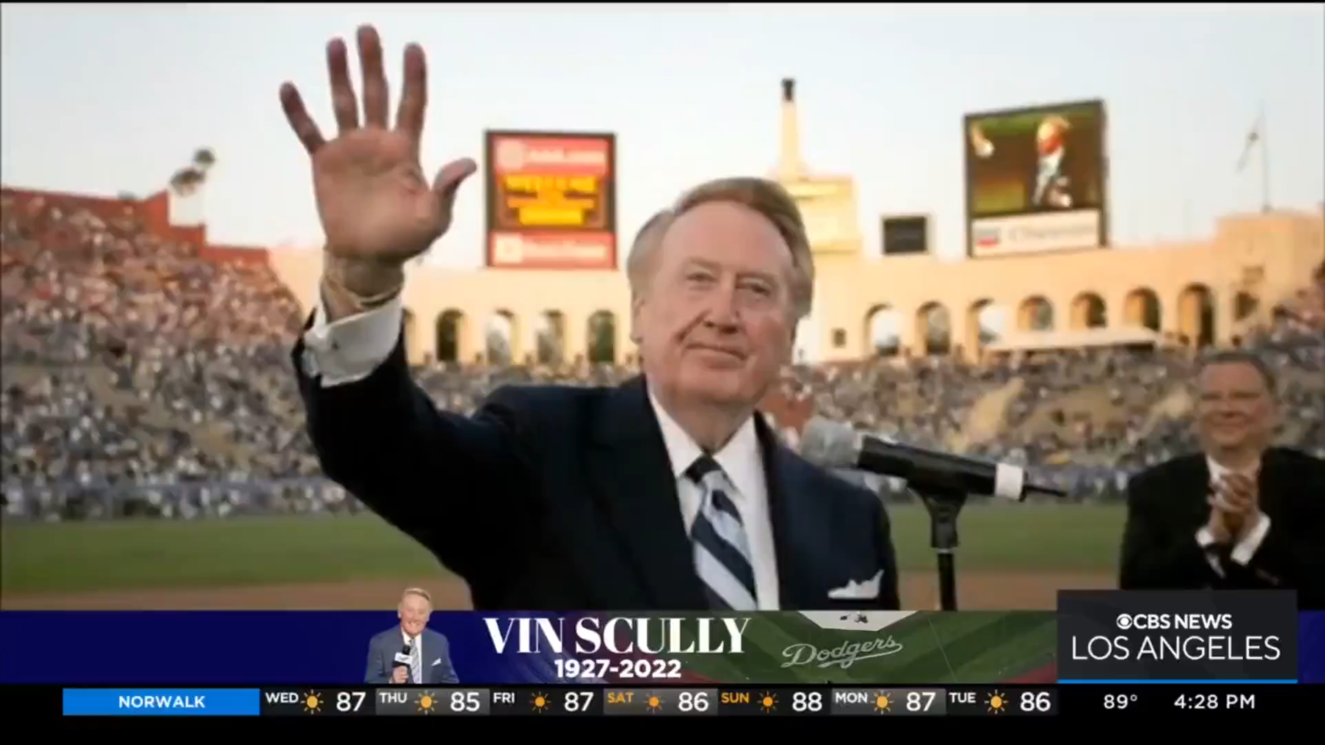 Turner honors Scully with cleats, 10/05/2022