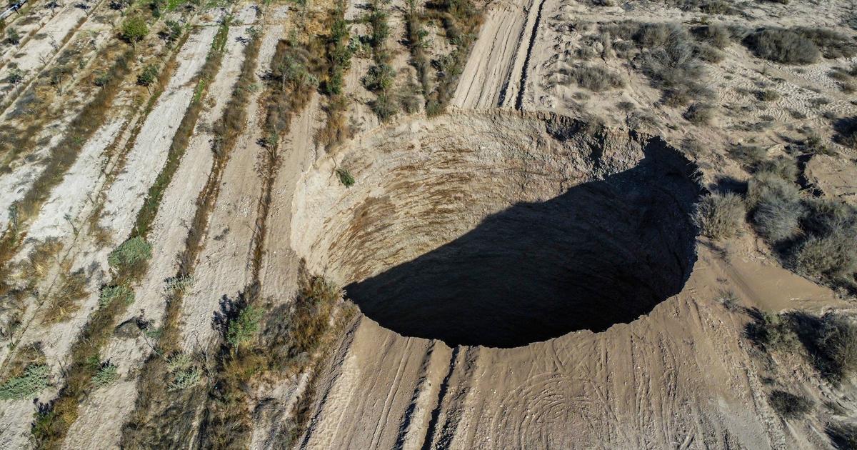 Odborníci skúmajú záhadný 200 stôp hlboký kráter neďaleko medenej bane v Čile